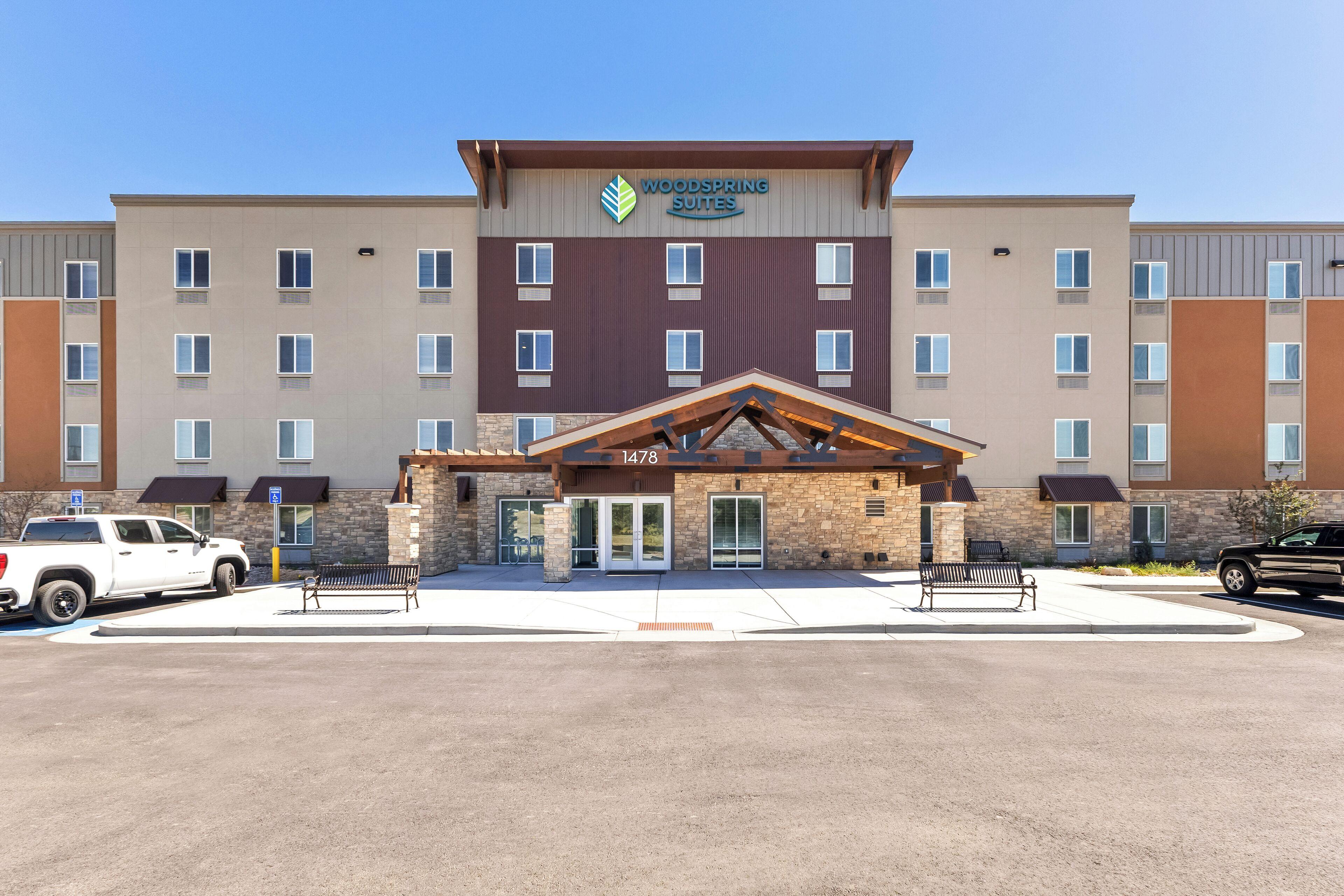 4 Budget Hotels Near Hidden Valley Shopping Center That Deliver