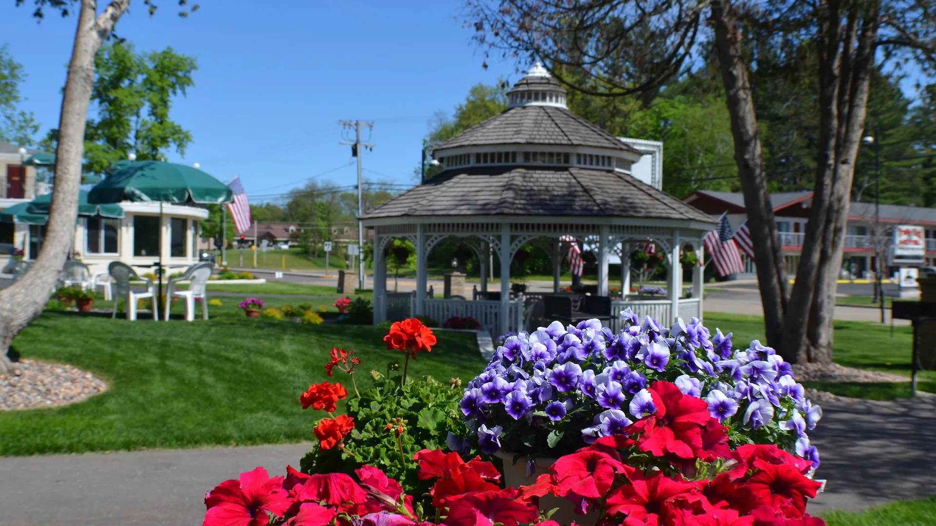 5 Budget Hotels Near Rick Wilcox Magic Theatre That Deliver