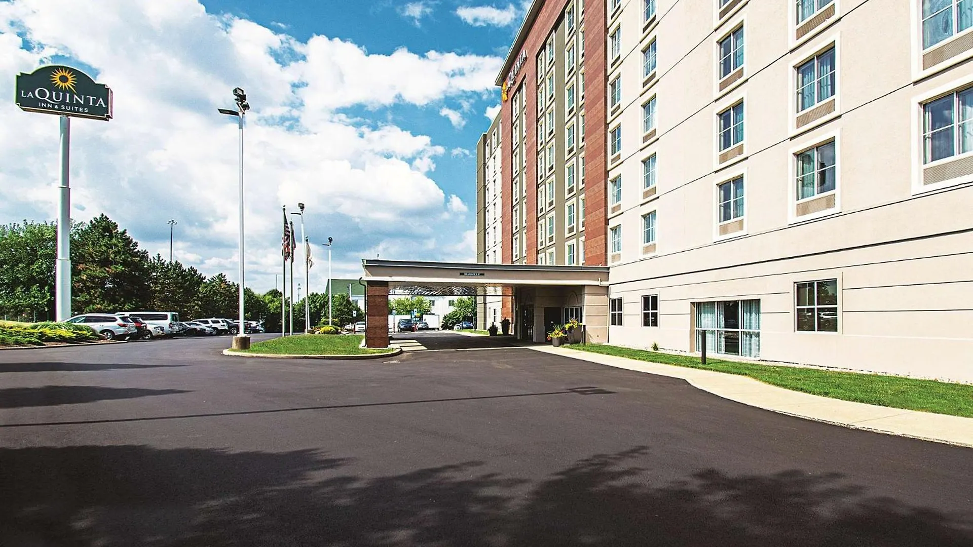 4 Business Hotels Near Kenwood Mall for Easy Access