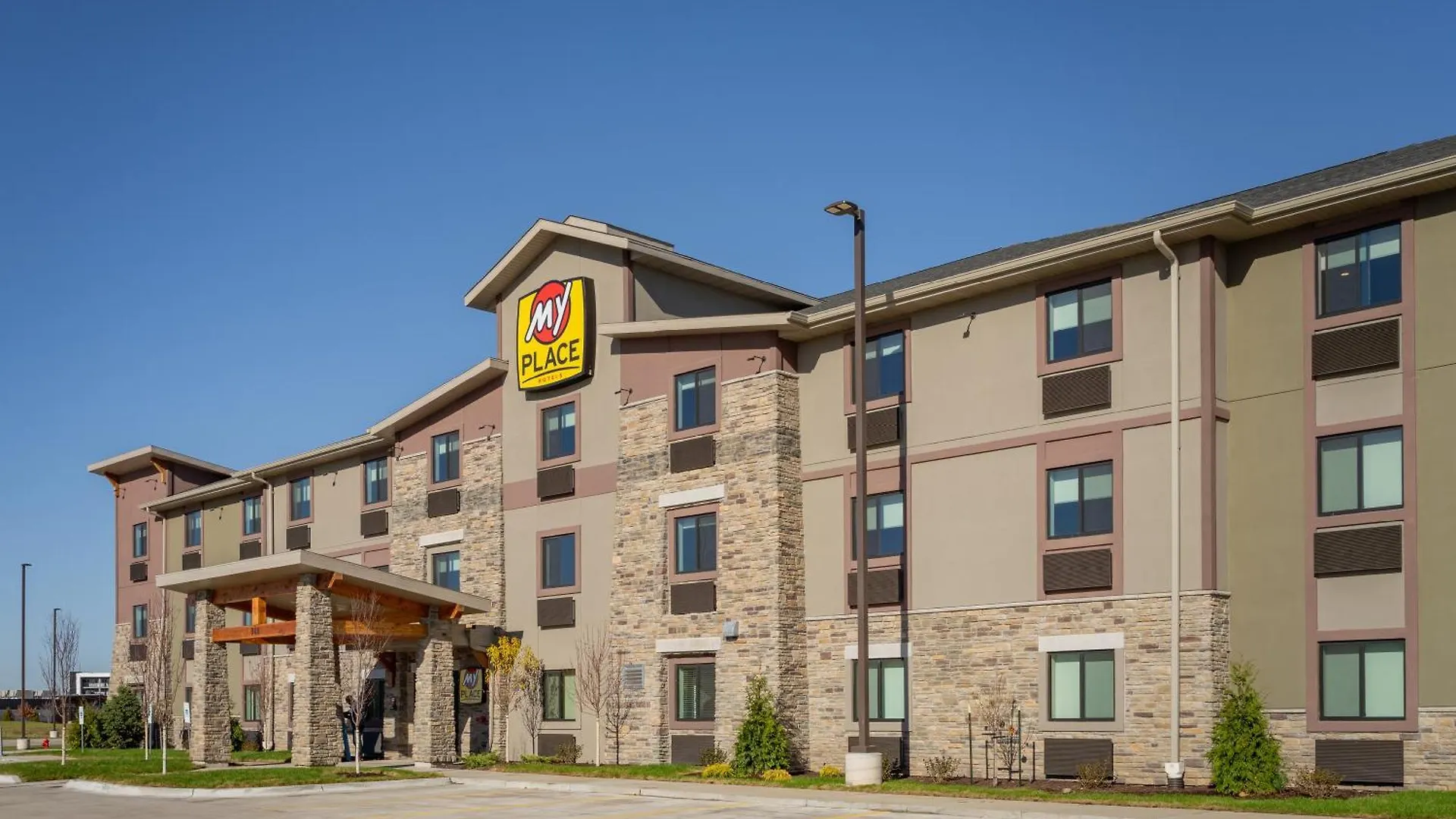 4 Top 3-Star Hotels Near McManus Park for Quad Cities Stays