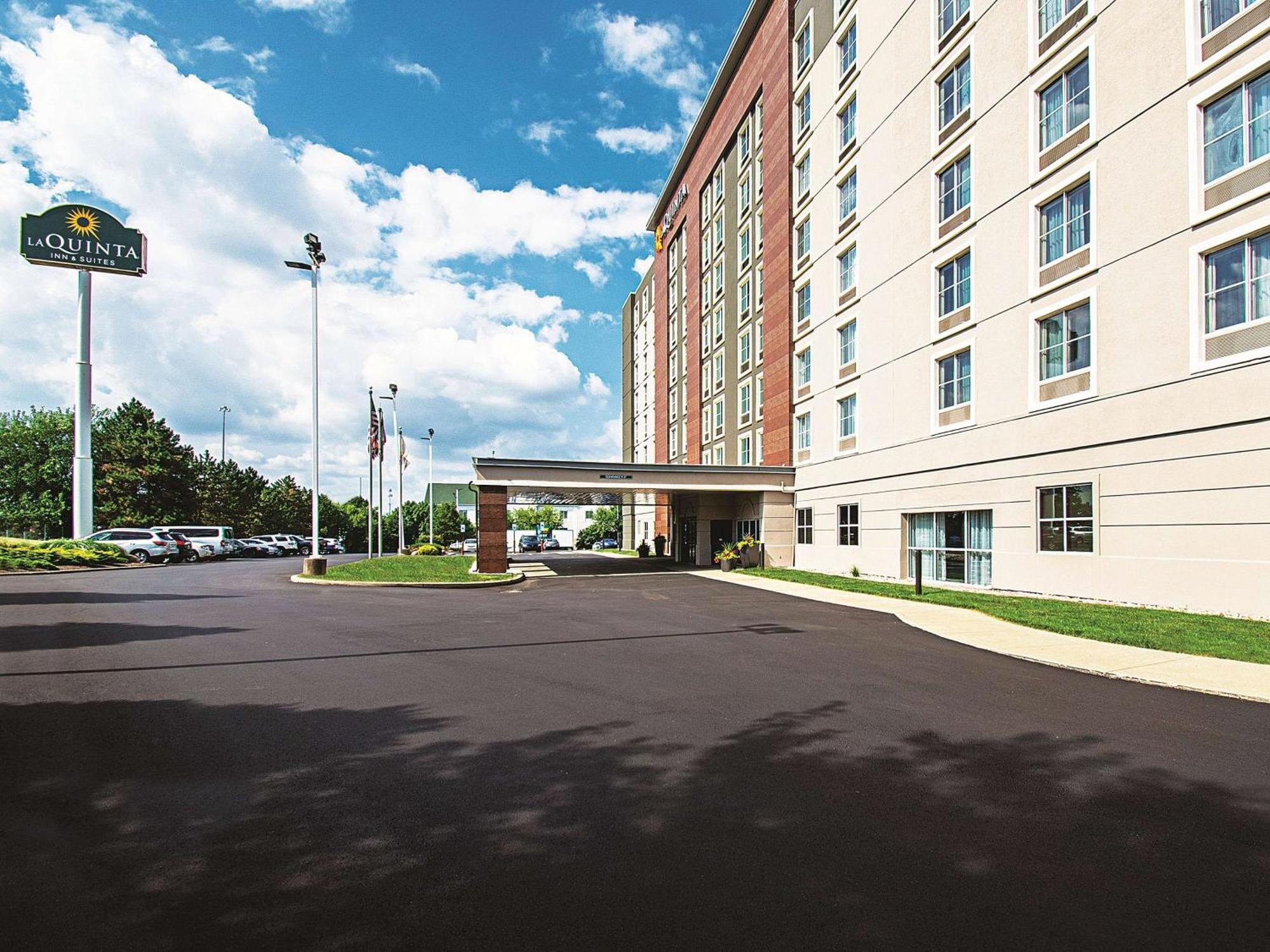 4 Business Hotels Near Kenwood Mall for Easy Access