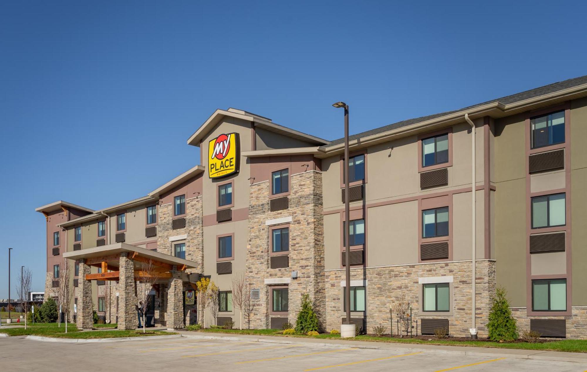 4 Top 3-Star Hotels Near McManus Park for Quad Cities Stays