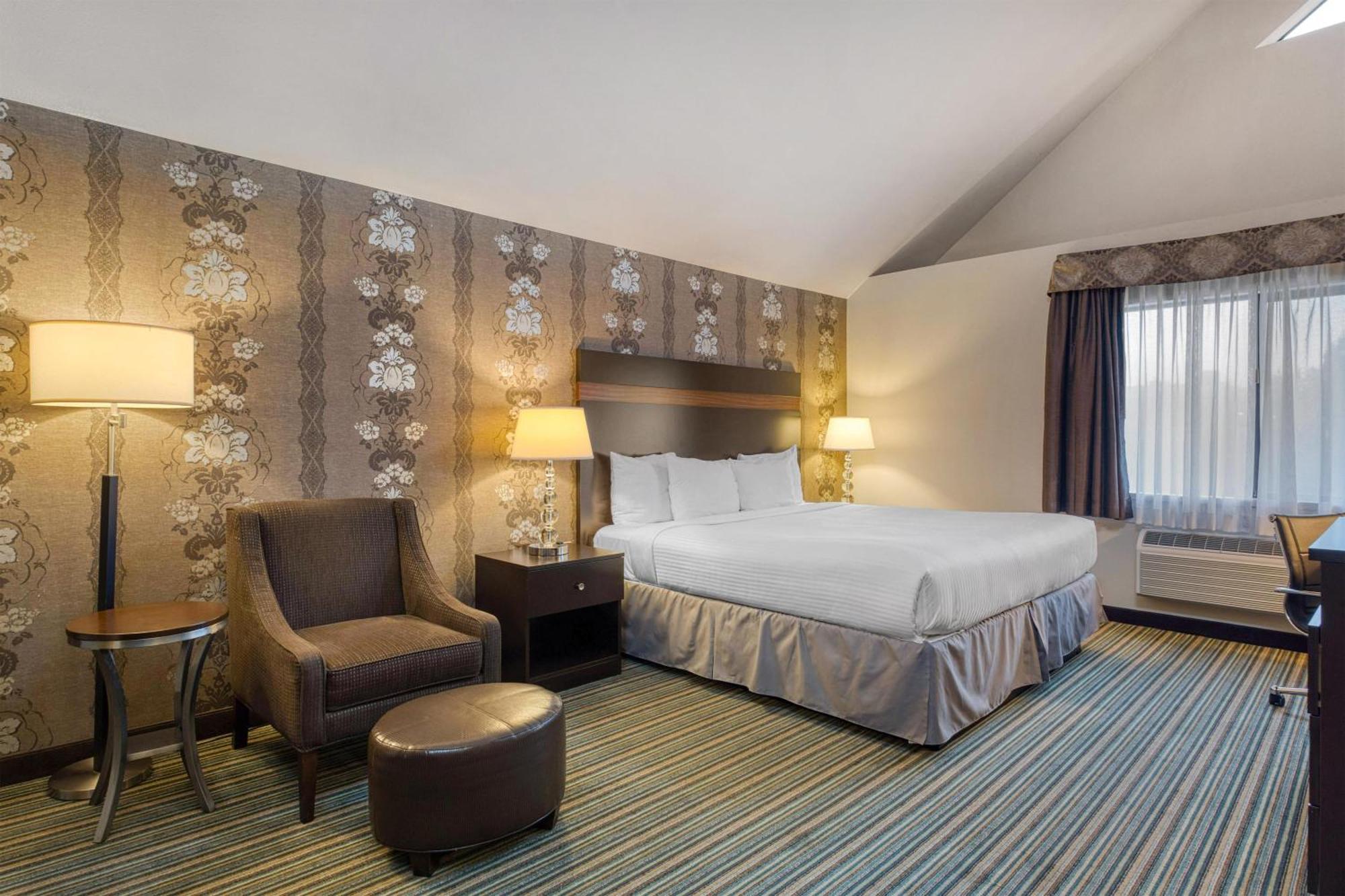 Where to Stay Near McCollum Pioneer Park: 4 Best 3-Star Hotels