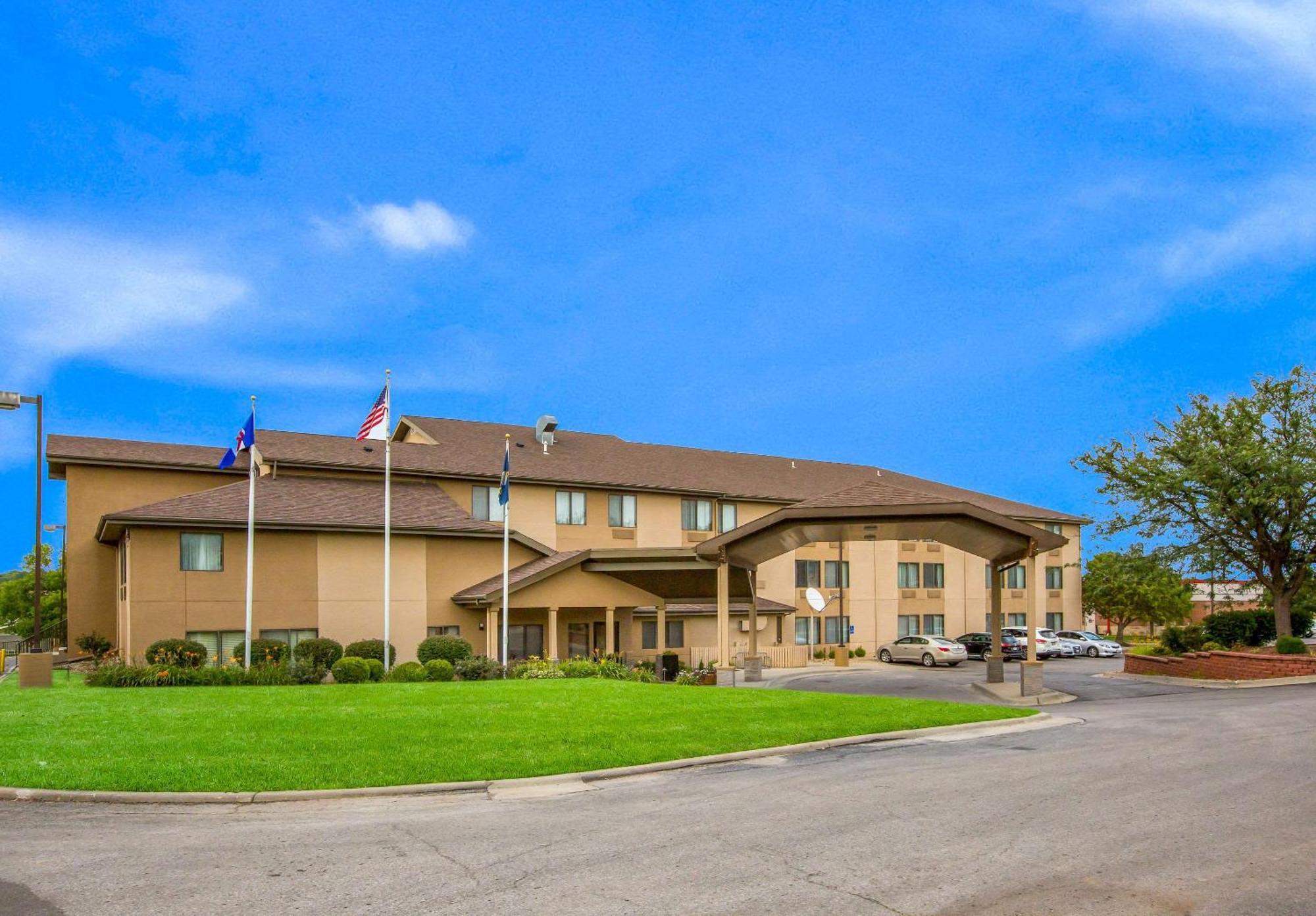 5 Hotels Near KU Football Stadium Worth Booking in Lawrence